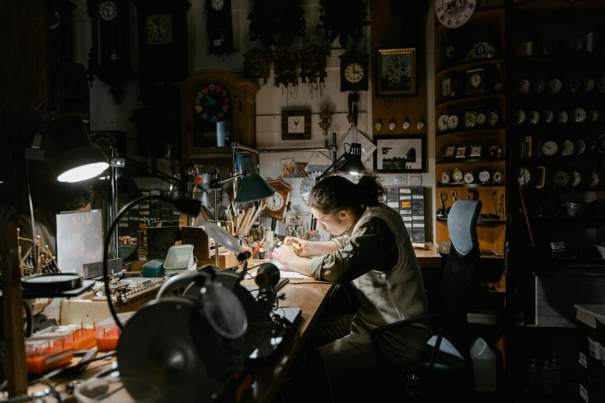 Đồng hồ treo tường đơn giản: Tối ưu không gian sống trong căn hộ nhỏ 1 watchmaker working in a watch repair shop
